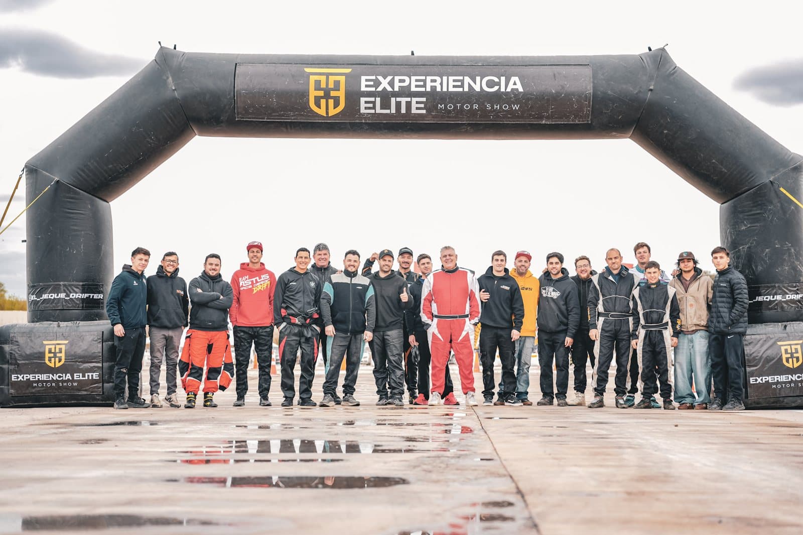 Pilotos de Experiencia Elite bajo el arco de largada en Infinito Open, Córdoba